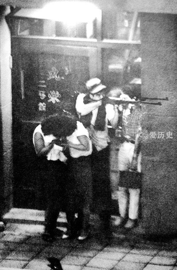 18岁日本少年杀警夺枪 劫持人质与600警察交火 双方连开180枪 百科ta说