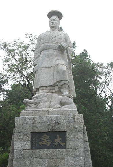  p>怀远大禹塑像,位于白乳泉公园东南荆山半坡和老西门外禹王路口各一