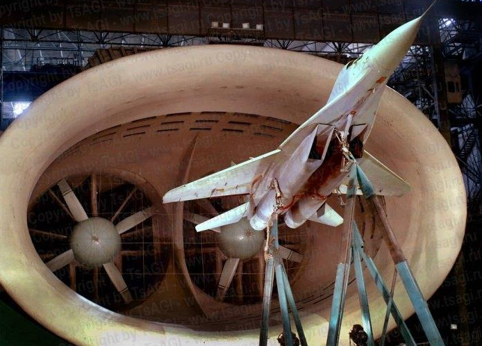 是一种专门用于研究垂直短距起落飞机(v/stol)气动特性的低速风洞