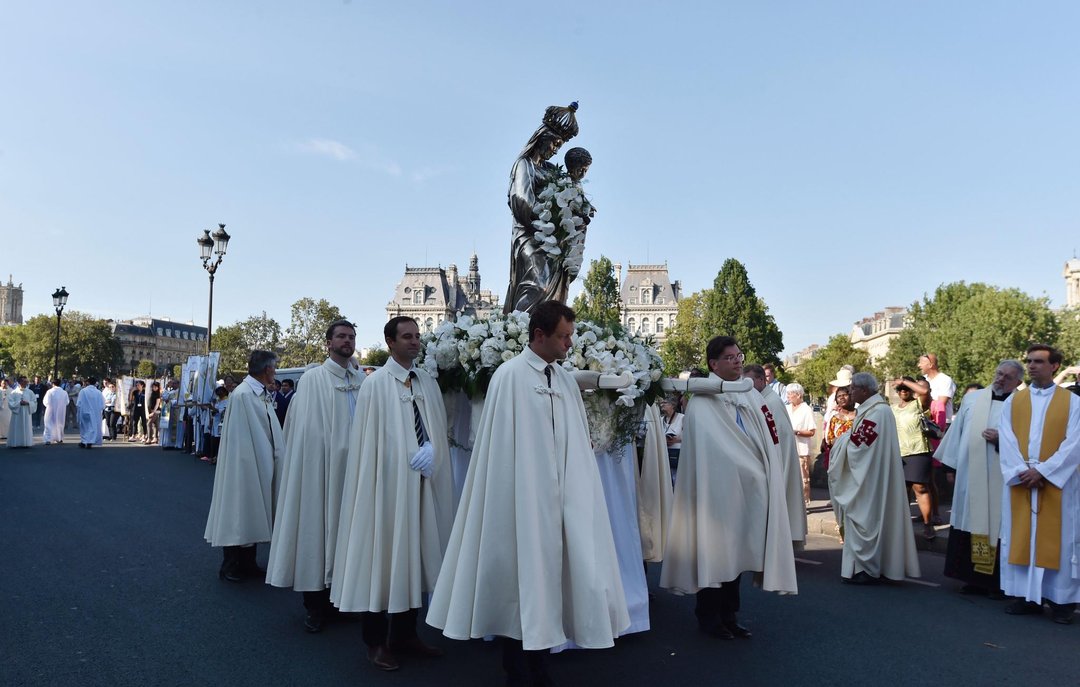  p>圣母升天节亦称"圣母升天瞻礼""圣母安息节",是天主教,东正教的