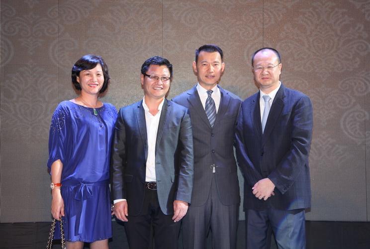  p>金龙珠宝首饰有限公司,是一家集珠宝首饰和高档礼品设计,生产,批发