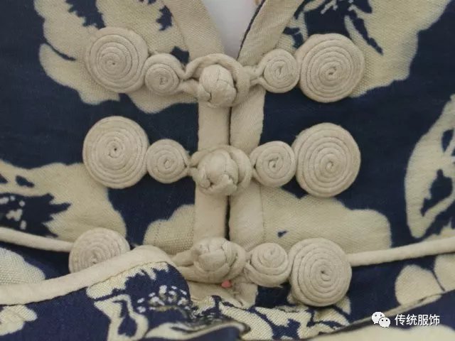 花扣/盘扣：绽放在旗袍之上的传统符号 | 读懂中国风_百科TA说