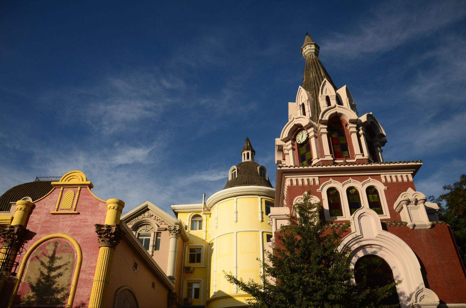  p>大连俄罗斯风情街是中国第一条具有俄罗斯十九,二十世纪建筑风格的