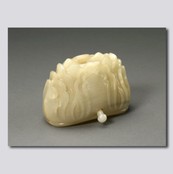 白玉莲瓣形发冠是宋代(960-1279)时期的一件文物,现收藏于首都博物