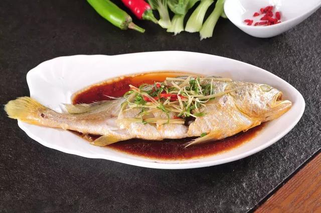  p>清蒸黄花鱼是江苏省传统的特色名菜,属于苏菜系,也是一道民间家常