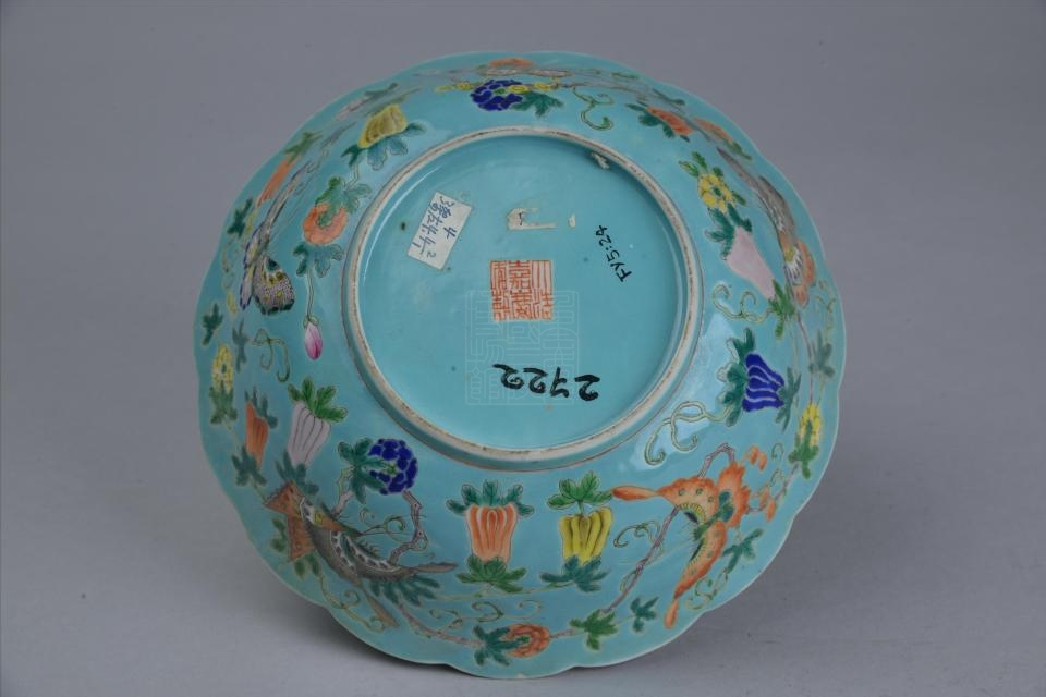 zn">清嘉庆款绿地粉彩瓜蝶纹花口瓷碗是重庆中国三峡博物馆收藏的瓷器