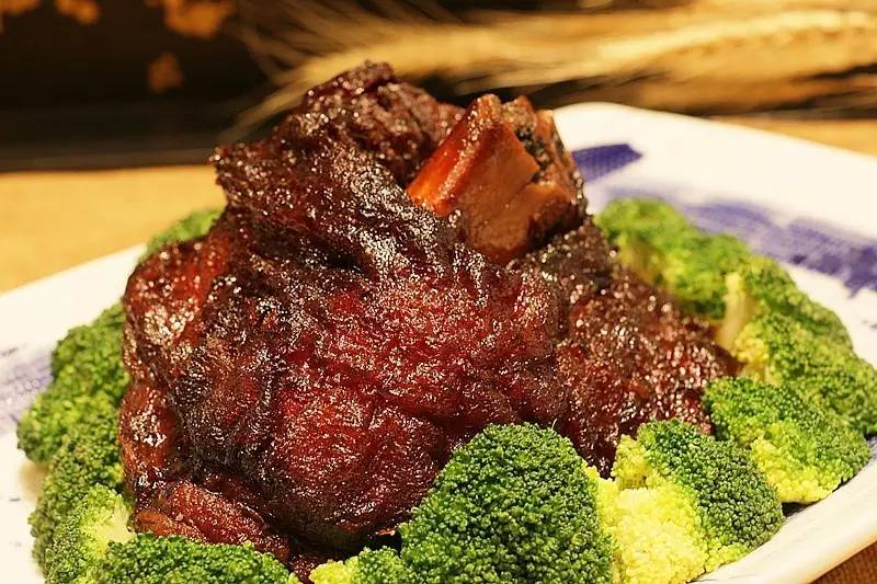  p data-id="gn8kwwpjg7">走油蹄是一款家常类