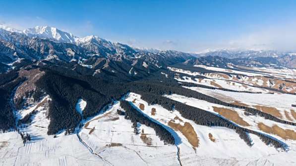 2005年1月15日在武威市天祝县哈溪镇拍摄的祁连山东麓雪景