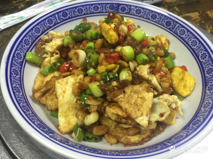  p>腊八豆炒荷包蛋是由腊八豆,鸡蛋等制作的菜品. /p>