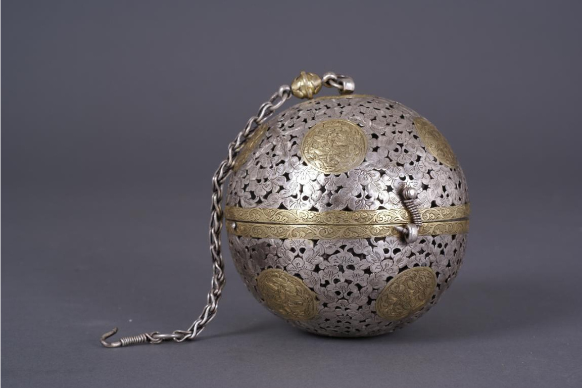 唐鎏金双蛾团花纹银香囊