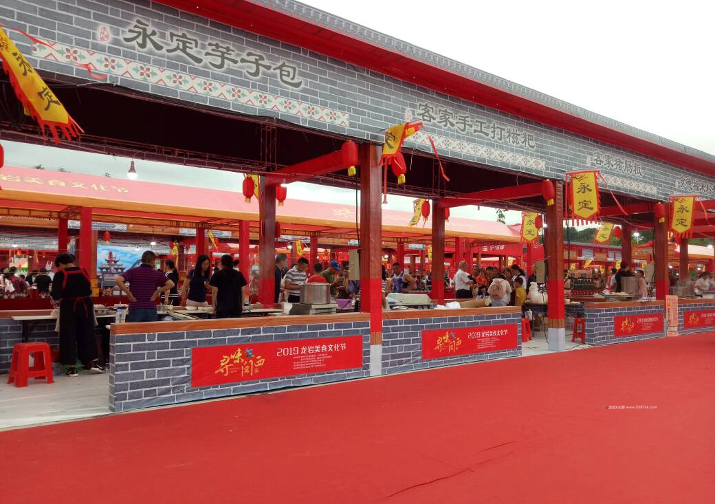 客家美食节各个展位布展工作基本完成,今天