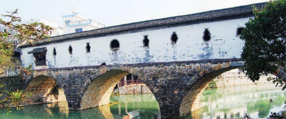  p>北岸廊桥又名风雨廊桥,位于安徽省黄山市歙县北岸镇杭徽公路右侧