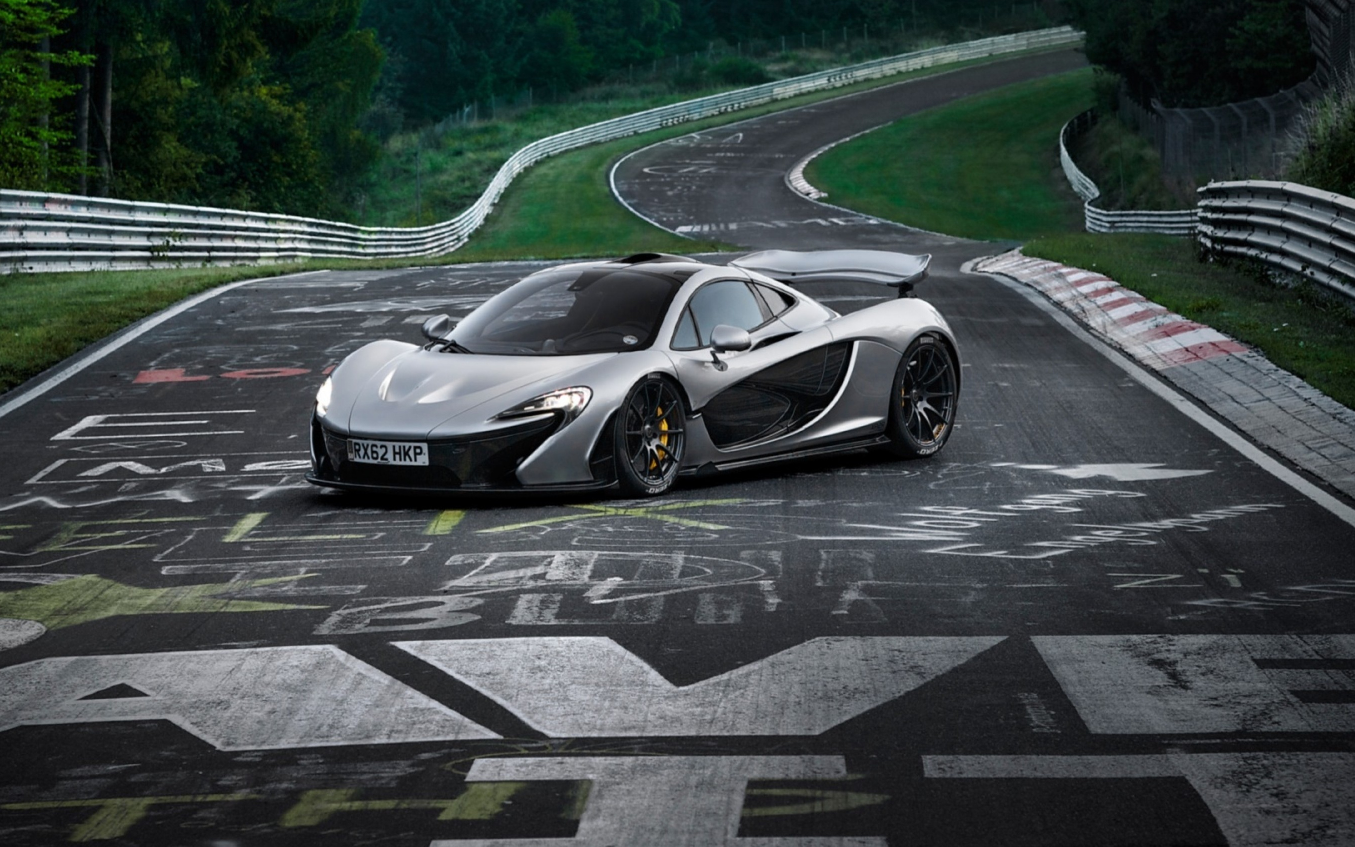  p>迈凯轮p1是一款拥有超过900马力,百公里加速仅耗时2.