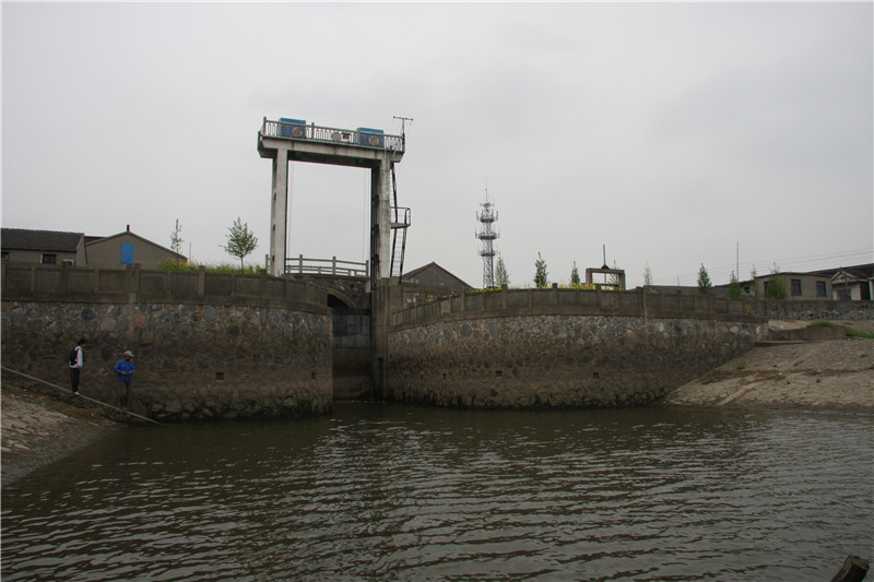  p>沙头镇霍桥套闸位于扬州市广陵区沙头镇霍桥社区,1979年春建. /p>