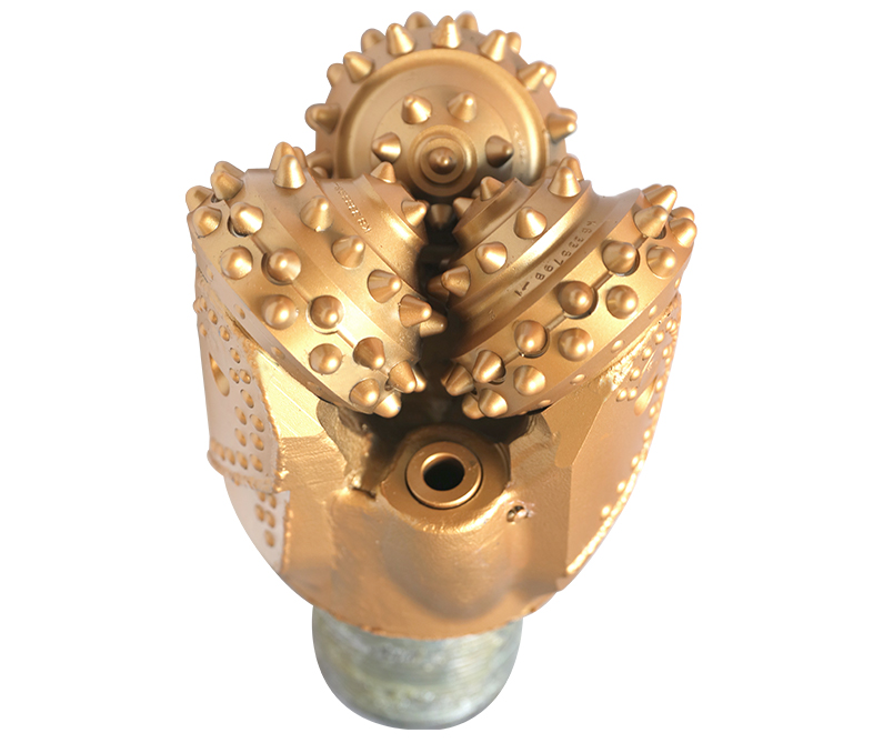 牙轮钻头工作时切削齿交替接触井底,破岩扭矩小,切削齿与井底接触面积