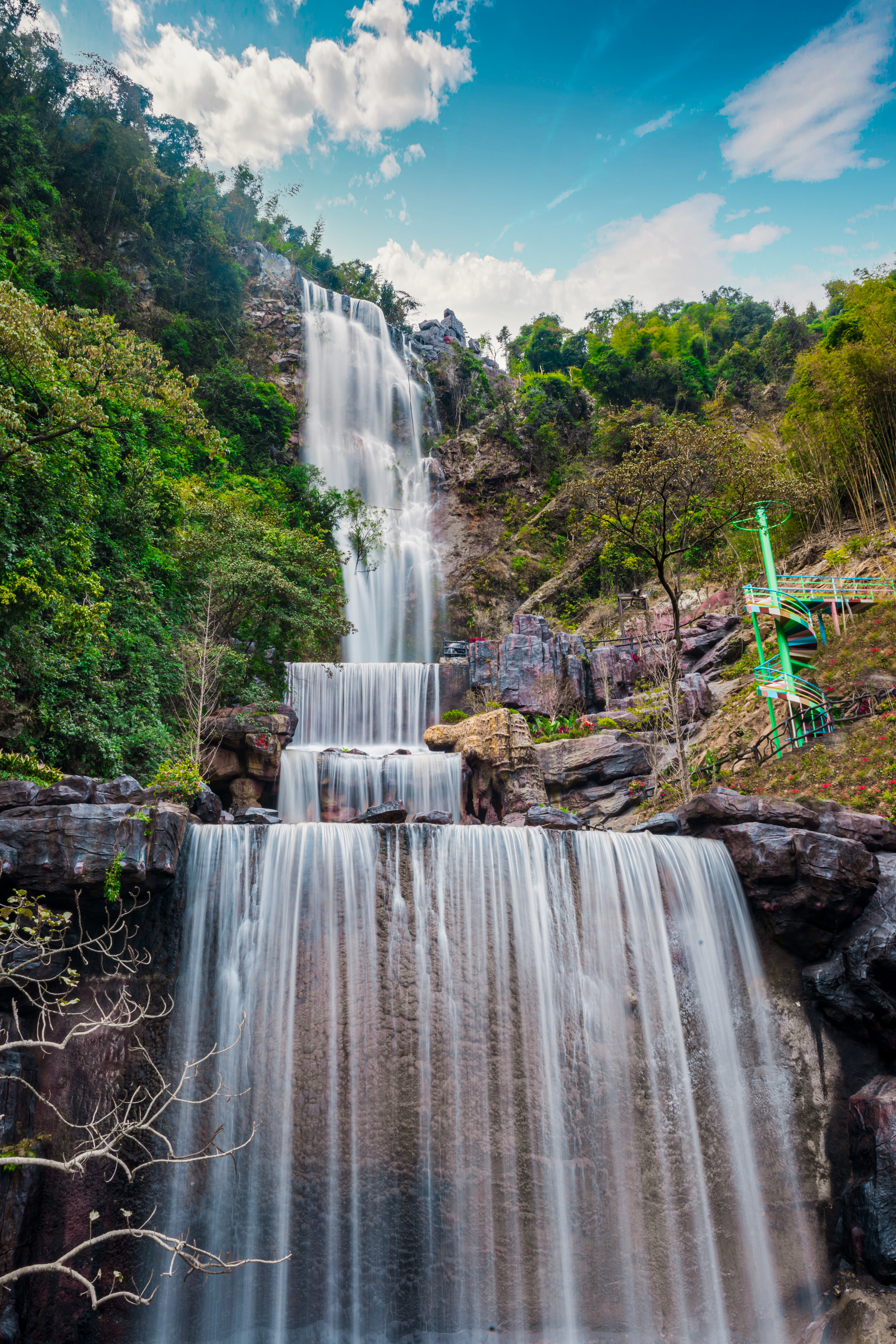  p>笔架山旅游区,位于清远市清新区笔架山林场,距离市区约5公里,笔架