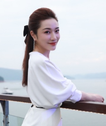 ">白影,出生于湖南省湘西土家族苗族自治州龙山县,中国内地节目主持人