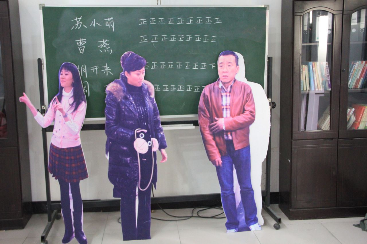 情景喜剧形式,展现了北京后海附近的一条胡同——后街头条胡同居委会