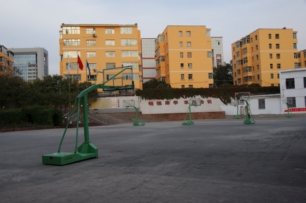  p>乌鲁木齐市第八中学坐落于市中心, a href="#" data-lemmaid="