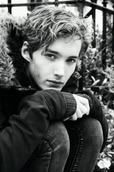  p>托比·瑞格波 i>(toby regbo) /i>,1991年10月18日出生于英国伦敦