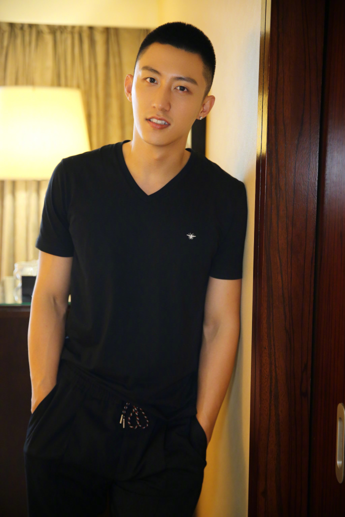  p>黄景瑜,1992年11月30日出生于辽宁省丹东市,中国内地影视男演员