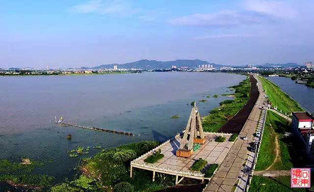 水乡地处西江岸边,明洪武二十七年,古劳人冯八秀奉旨兴建古劳围,从此