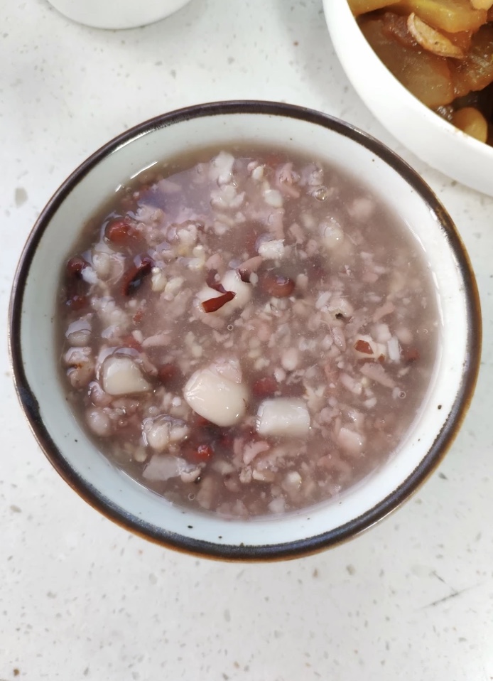  p>芡实茯苓粥是以芡实粉,茯苓主料制作的药膳. /p> p>补脾益气.