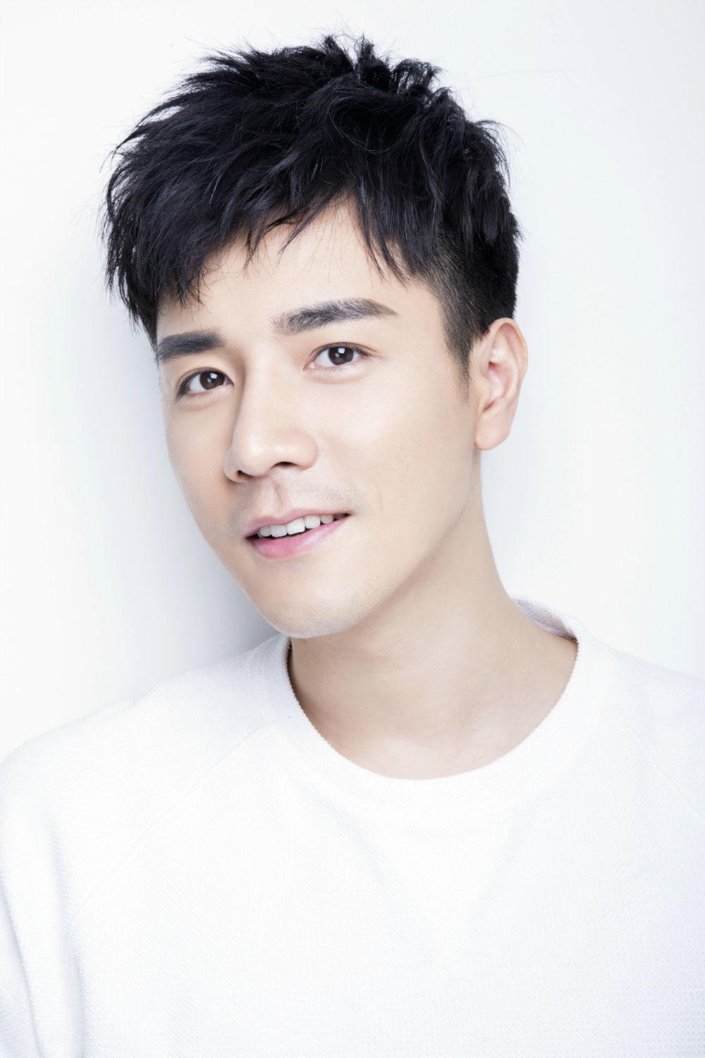 曾用名邓宁,1986年4月29日出生于重庆市,中国内地流行乐男歌手,影视