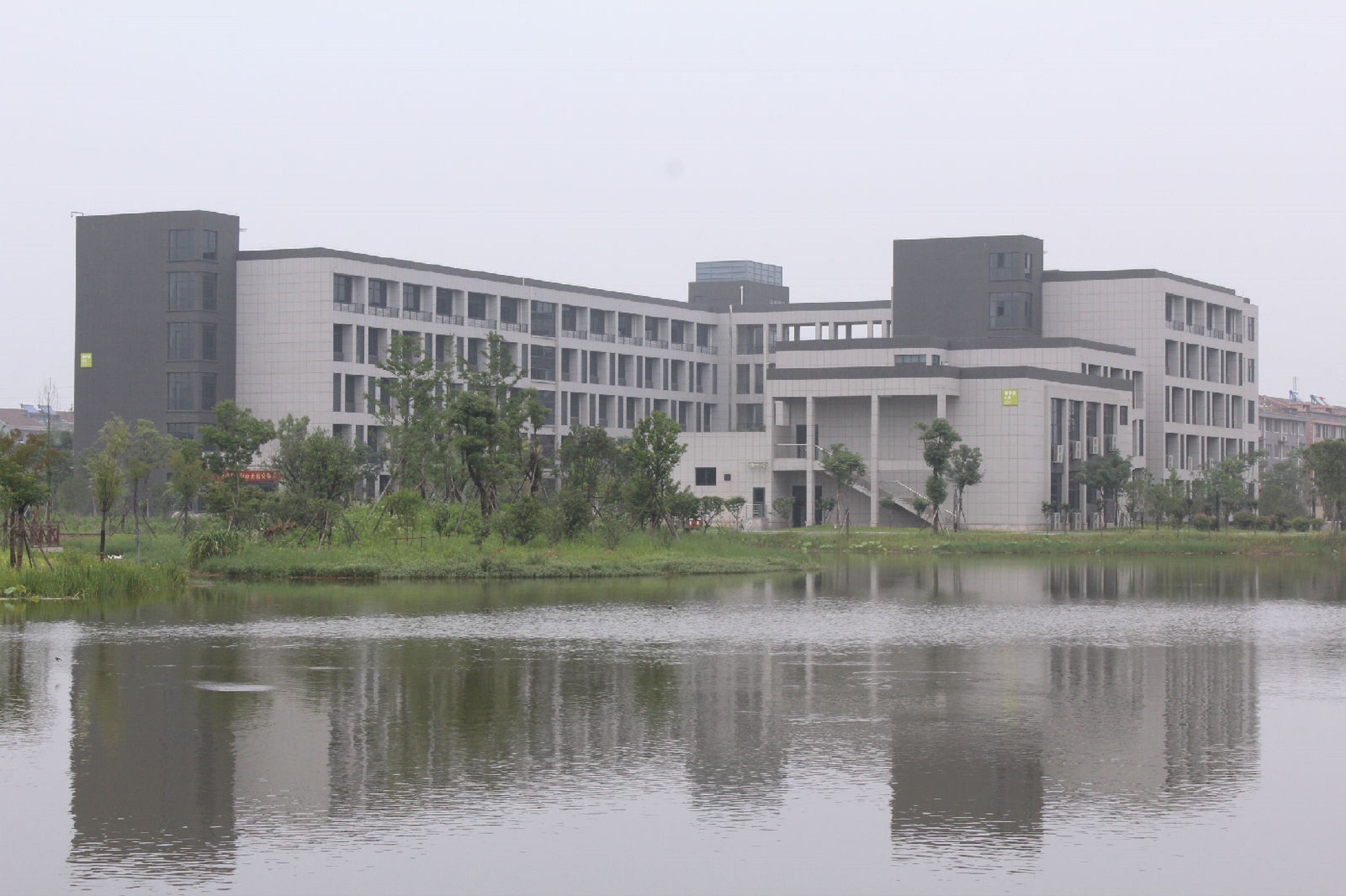 p>浙江传媒学院,简称"浙传",拥有杭州下沙和嘉兴桐乡两个校区,是 a