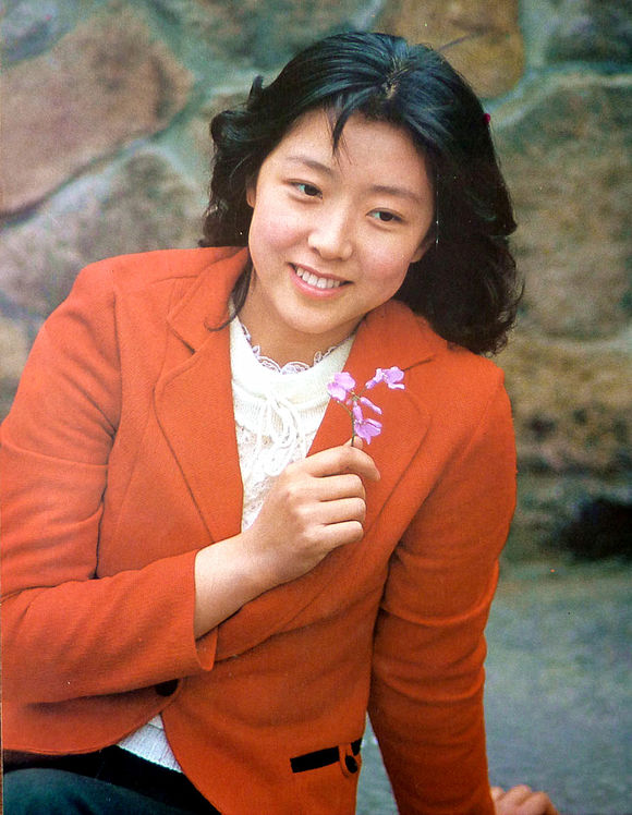  p data-id="gnwhsruxjf">殷新,1958年2月出生,著名女演员.