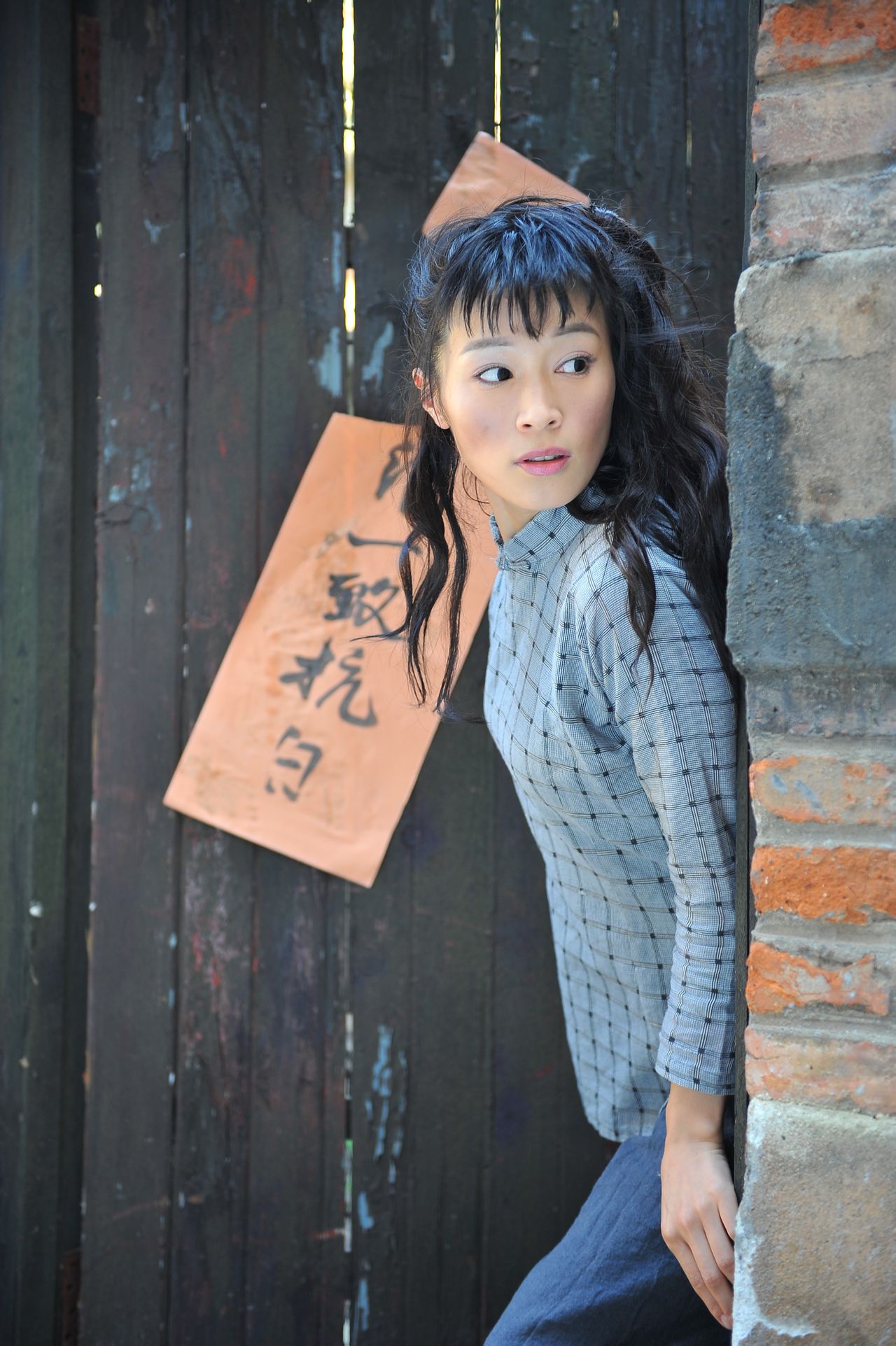 毕业于浙江省艺术学院越剧表演班,中国女演员,歌手,人大代表