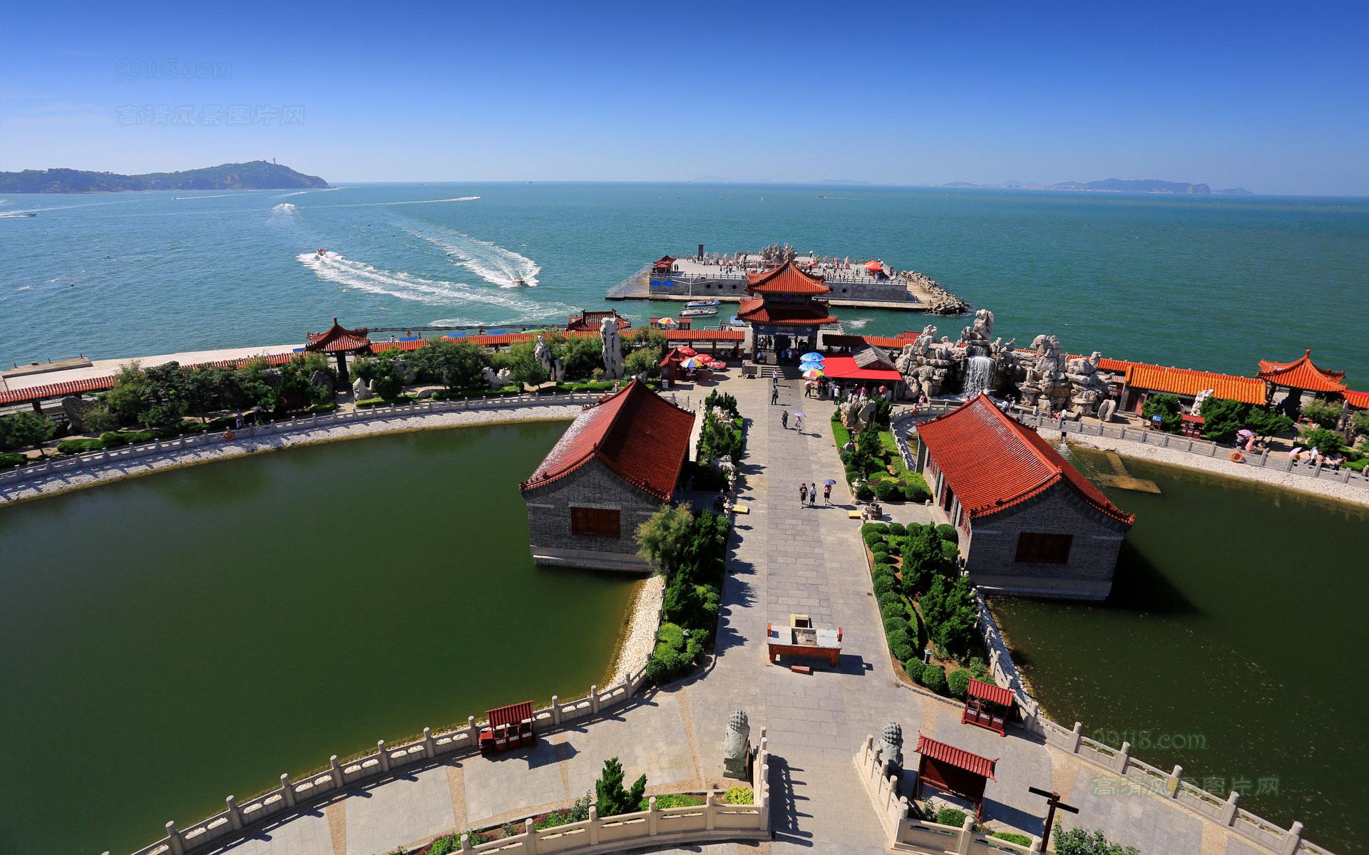 与蓬莱遥遥相望的八仙渡海口,是根据八仙过海神话传说填海新建的景区