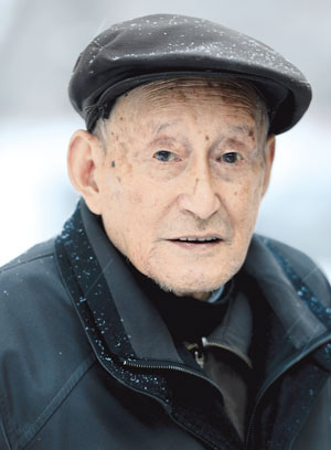 乡人,生于1909年5月13日,两岁时母亲去世,父亲先将他寄养在其舅父家