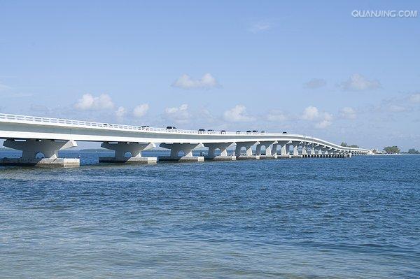  p>大陆桥(land bridge)是指连接两个海洋之间的陆上通道,是横贯大陆