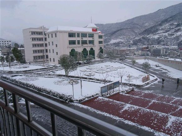  p>始建于1942年的保康一中,数度迁址,更名,现位于保康县城关镇笔架山