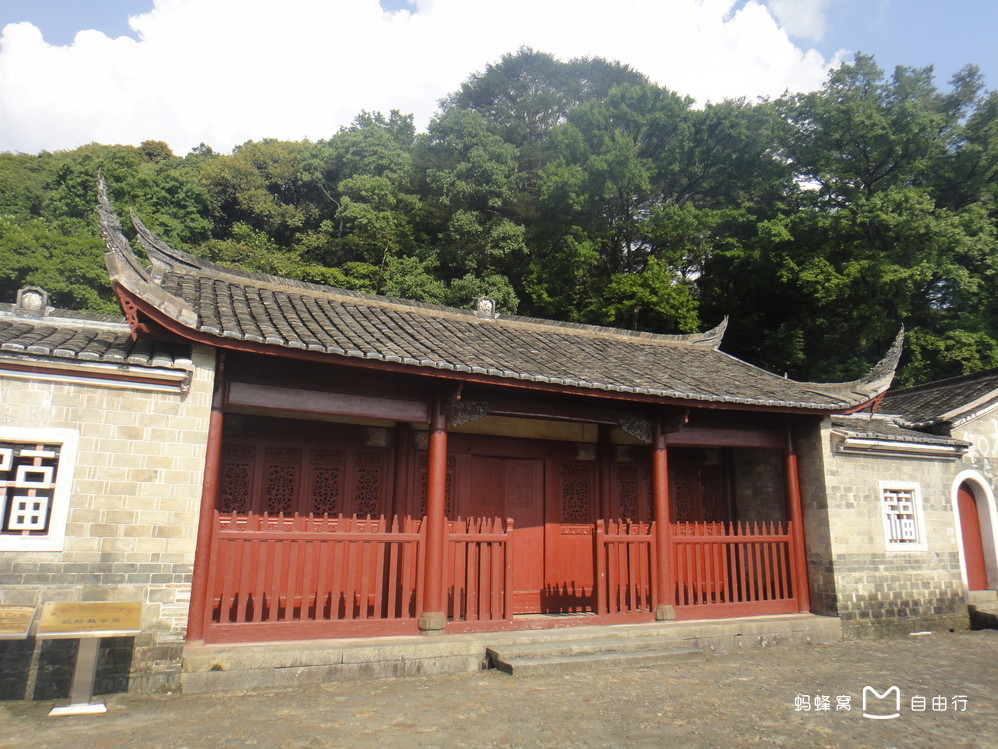  p>古田会议会址,原为"廖氏宗祠",又名"万源祠".