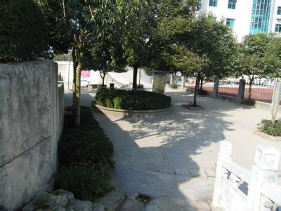  p>凯里市第二中学位于凯里市北面,大阁山公园旁.
