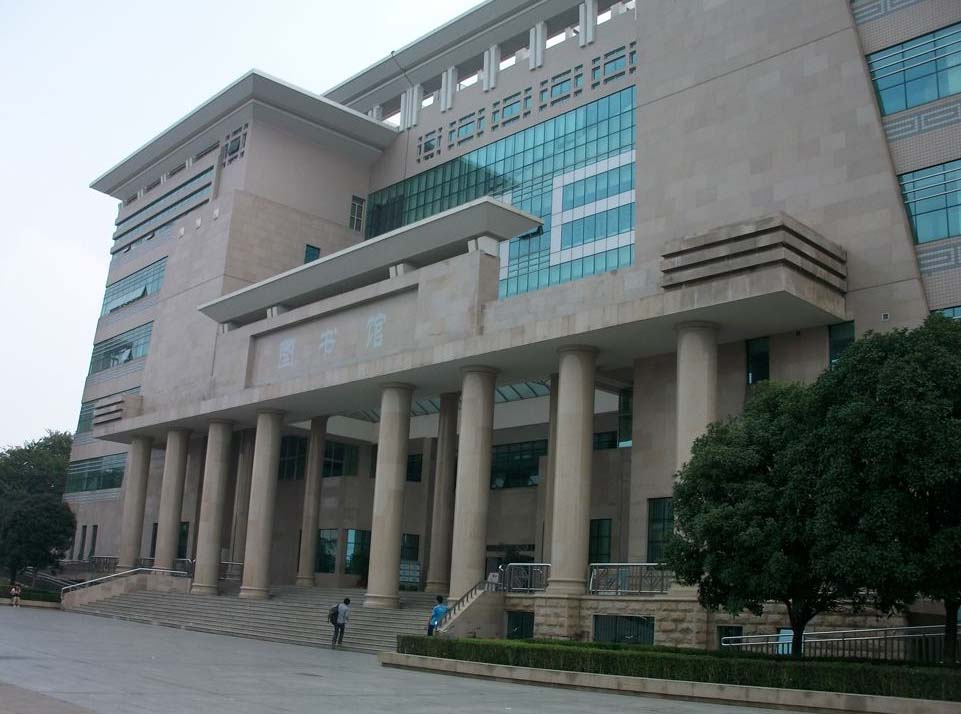  p>广西大学图书馆新馆落成于2002年底,2003年投入使用.