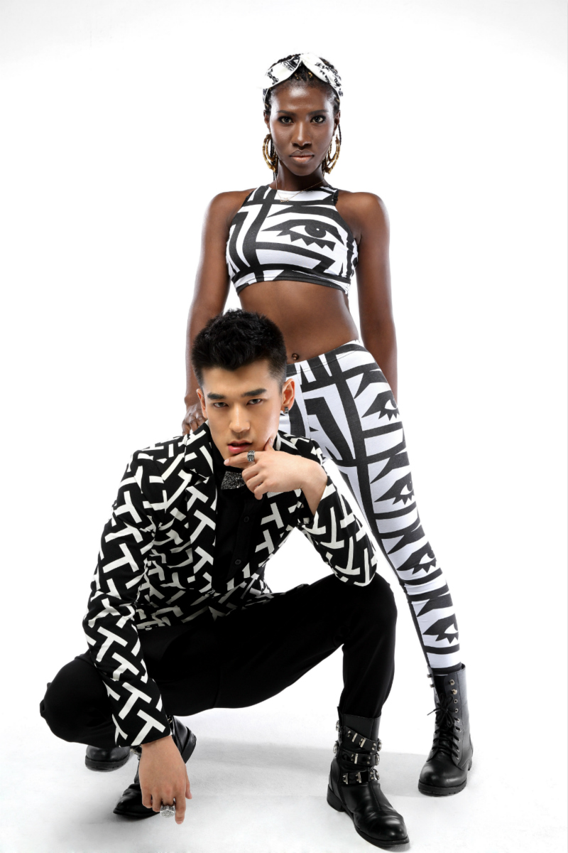  p data-id="gnvezmozy4">白加黑组合,是一个由殷晓维,米兰组成的组合