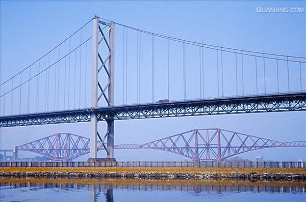  p>悬索桥,又名吊桥(suspension bridge)指的是以通过索塔悬挂并锚固