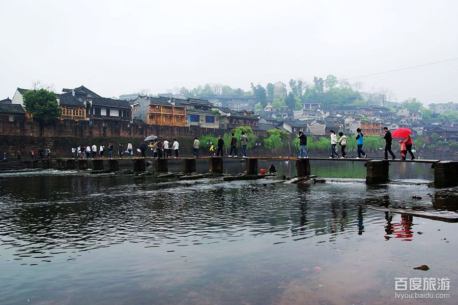  p data-id="gnaw7tsqoe">沱江跳岩,位于凤凰古城北门外沱江河道中.