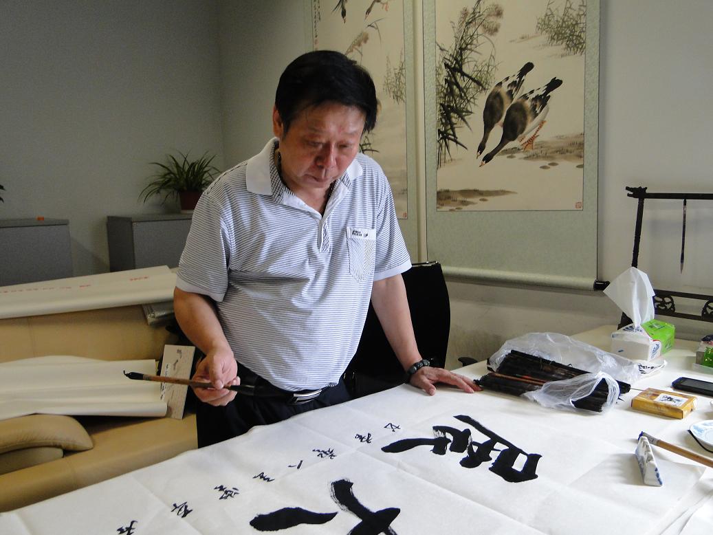  p data-id="gnbpqcgyqe">张艺群,1957年生于北京,中国书法家协会第七