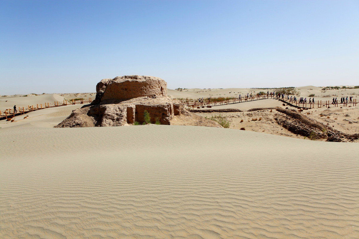  p>热瓦克佛寺遗址,位于新疆和田地区洛浦县城西北50公里处的沙漠中