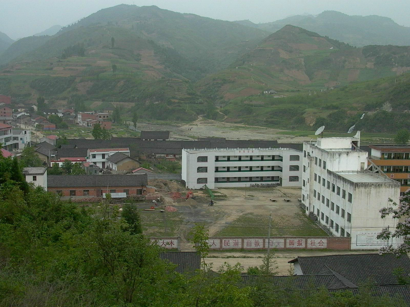  p>房县大木初中位于湖北省十堰市房县大木厂镇中心地段,始建于1958年