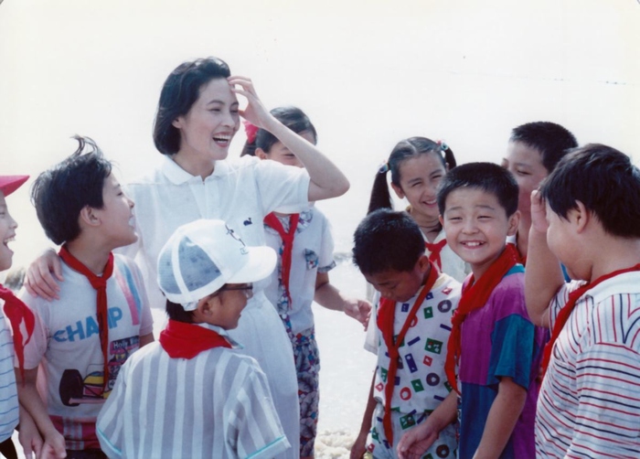  p>《烛光里的微笑》是上海电影制片厂拍摄的儿童故事片,由 a href="