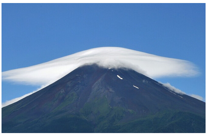 id="gnwtjs4m51">山帽云是指覆盖在山顶的小块云,像戴在山顶上的帽子