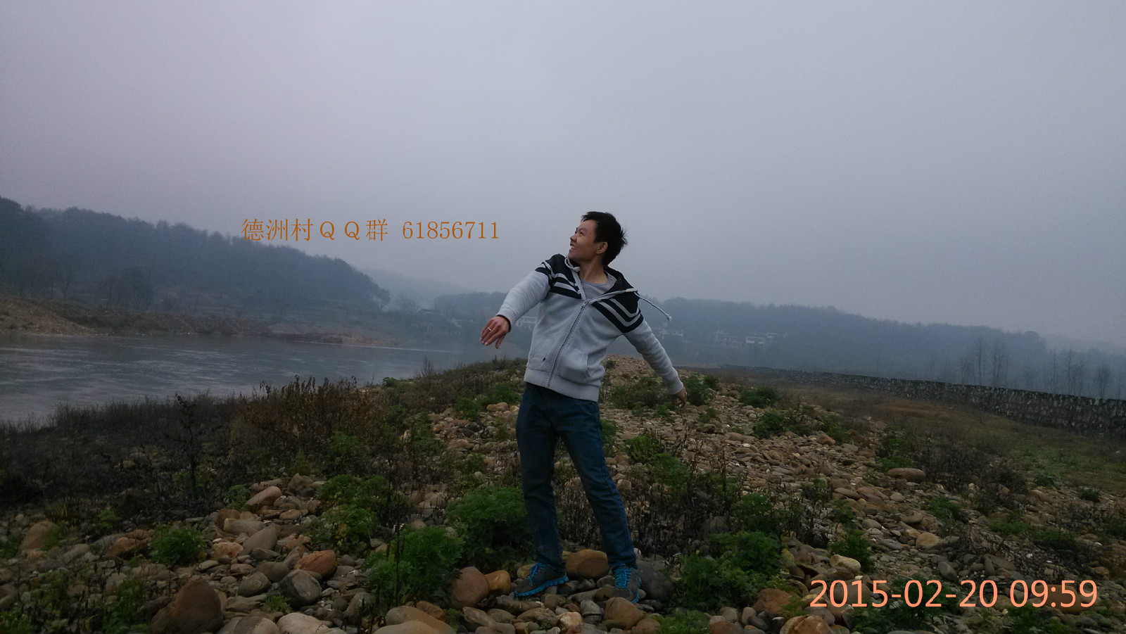  p>湖南省洞口县石江镇德洲村,因沿河且河中有小岛(龙块堆)看似像洲