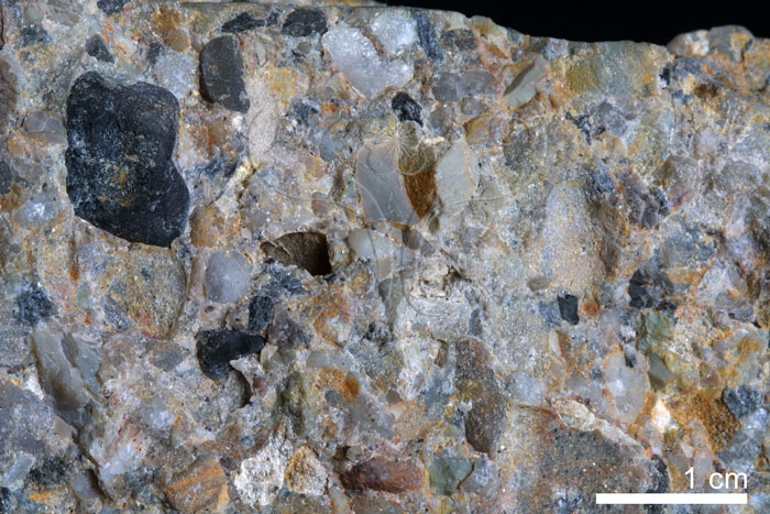 块状砾岩,泥基含砂灰质砾岩,夹少量青灰色,钙质岩屑砂岩薄层或凸镜体