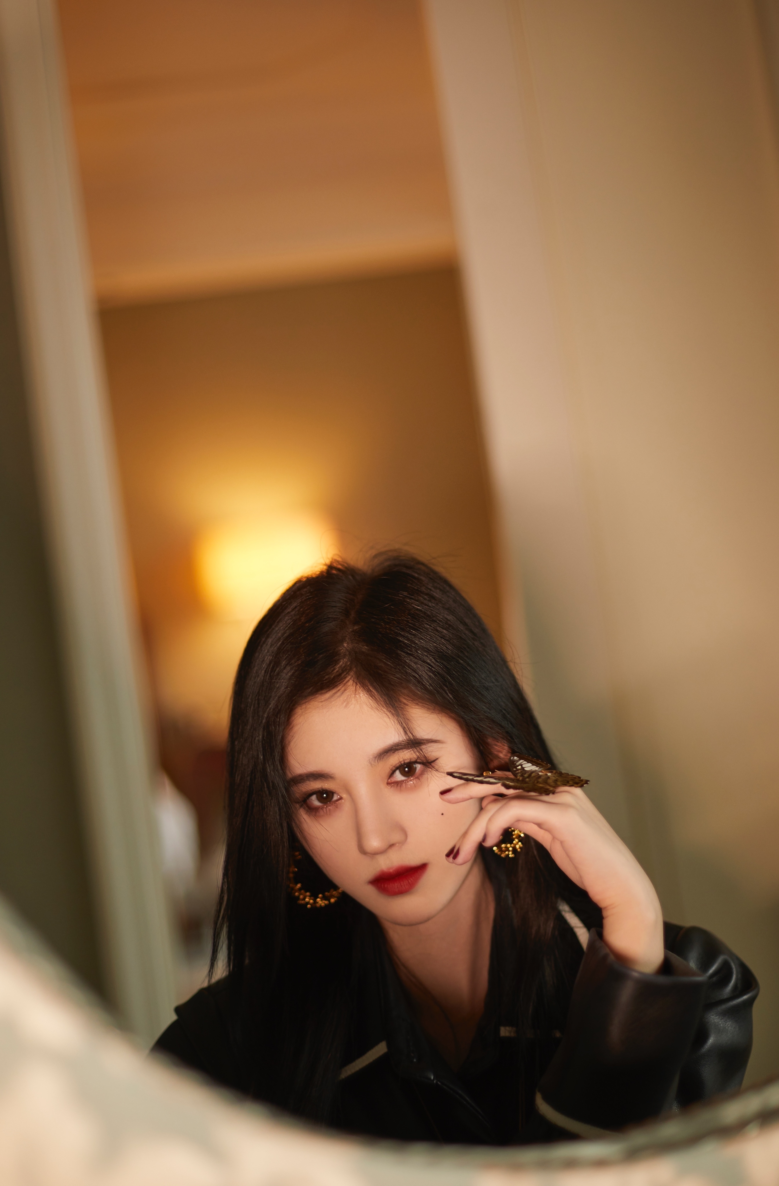  p>鞠婧祎(kiku),1994年6月18日出生于四川省遂宁市,中国内地影视女