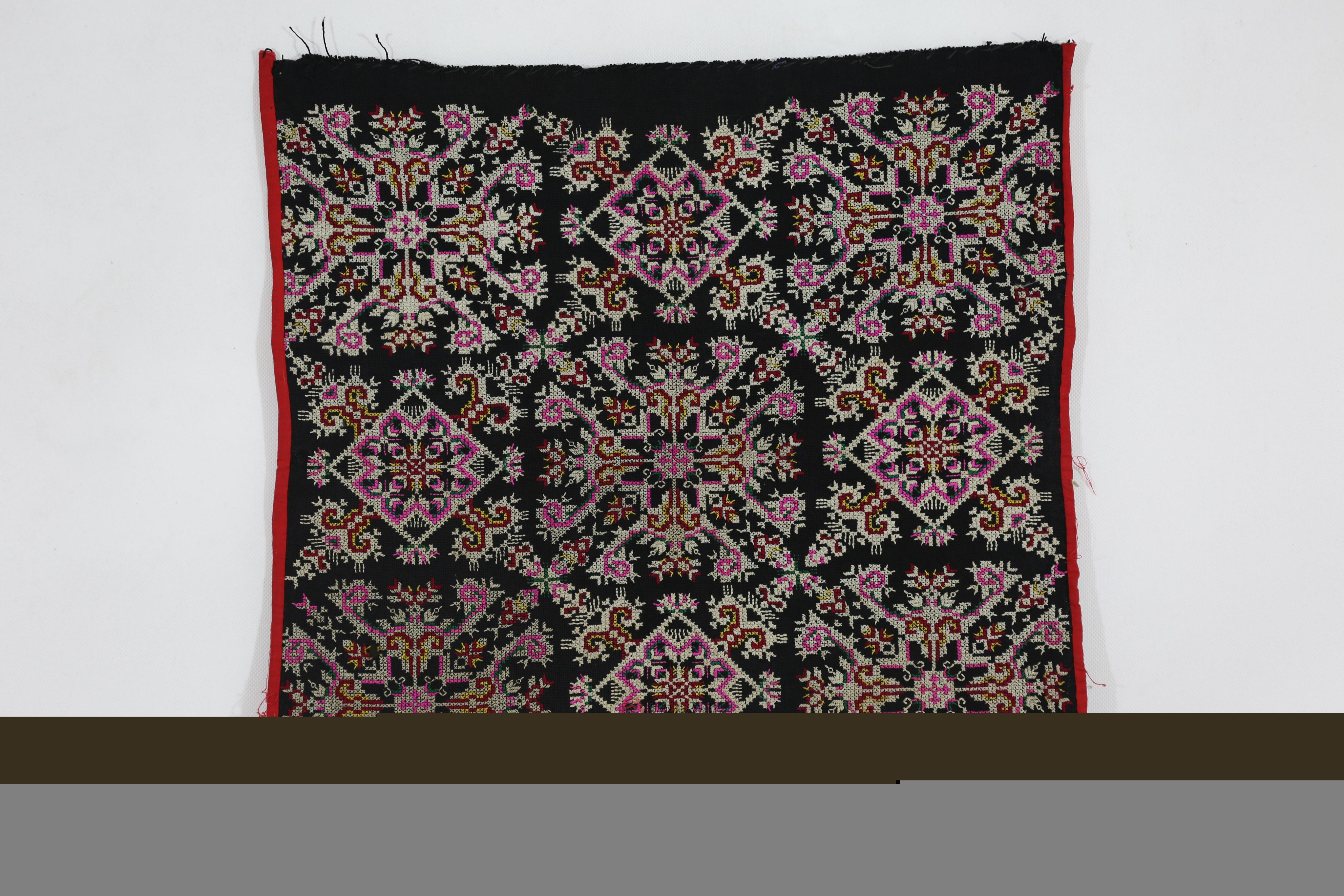 当代花溪苗族挑花绣片